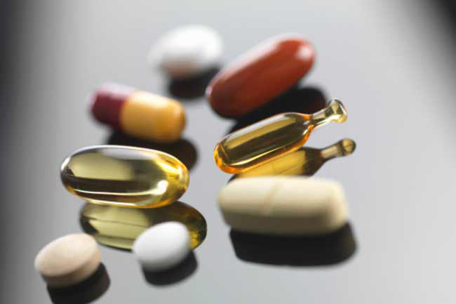 Thiếu chất dinh dưỡng: Nếu cơ thể thiếu một số loại vitamin K, vitamin C và khoáng chất như sắt và kẽm, sẽ khiến cơ thể không có khả năng tự chữa lành các cục máu đông và vết thương hở, dẫn đến các vết bầm tím.