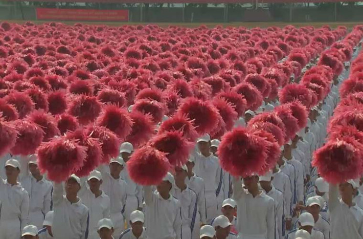 Từ nhiều tháng nay, cán bộ, chiến sĩ các đơn vị trong Quân đoàn 1, Quân đoàn 2 đã cùng đội ngũ huấn luyện viên tổ chức tập luyện miệt mài, bảo đảm tiến độ, chất lượng và an toàn. Ảnh: Các chiến sĩ bắt đầu hợp luyện xếp chữ, xếp hình.