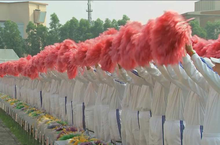 Hành động rất nhịp nhàng và đều.