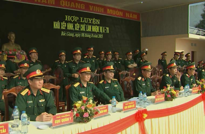 Các sĩ quan cấp cao quan sát hợp luyện.