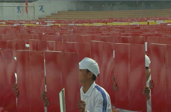 Các tấm xốp được dán đề can màu đỏ, xanh, vàng...