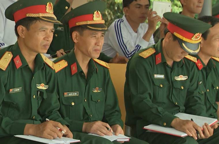 Các cán bộ chăm chú ghi chép để rút kinh nghiệm sau khi hợp luyện.