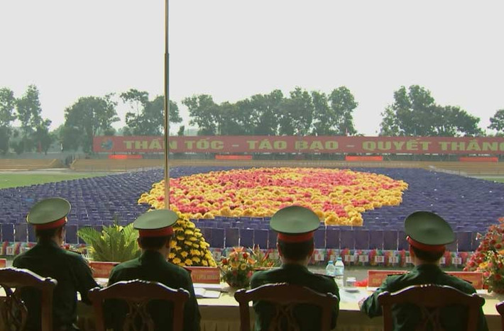 Hôm 8/8, Trung tướng Nguyễn Quốc Khánh, Phó Tổng tham mưu trưởng đã cùng các cán bộ của Bộ Tổng tham mưu kiểm tra việc hợp luyện xếp hình, xếp chữ cho diễu binh, diễu hành, kỷ niệm 70 năm Cách mạng Tháng Tám và Quốc khánh 2/9.