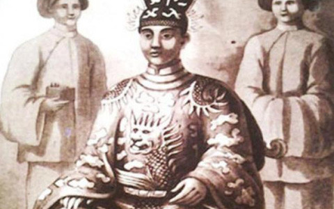 Điều thú vị người đó cũng là người phương Tây gốc Hà Lan tên là Charles Hartsinck. Đây là được coi là người Hà Lan đầu tiên được phép mở hiệu buôn ở nước ta, đặt nền móng cho việc xây dựng thương điếm Hà Lan ở Phố Hiến.