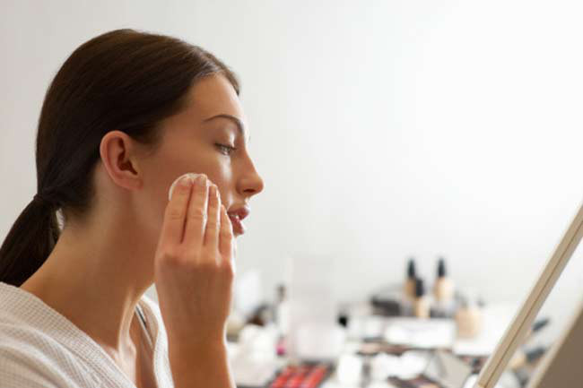 Tẩy trang: Vaseline có tác dụng tẩy trang rất tốt. Các mỹ phẩm chống nước như son hay kẻ mắt vốn bị vôi hóa khi tiếp xúc với da sẽ dễ dàng mềm ra khi tiếp xúc với sáp dầu. Hơn nữa, vaseline không khiến da bị khô ráp như các loại nước tẩy trang khác.
