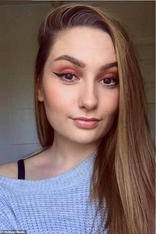 Riley O'Brien, 18 tuổi, nhuộm tóc thường xuyên từ khi 14 tuổi, và chưa từng gặp bất kỳ vấn đề nào trước đây.