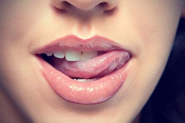 Không liếm môi Liếm môi tưởng chừng là cách làm mềm môi, nhưng thực tế lại khiến môi nứt nẻ nặng hơn. Lý do là vì trong nước bọt có chứa một loại men tinh bột amylase; khi tiếp xúc với gió, nước trong thành phần nước bọt sẽ bay hơi, chỉ để lại chất này dính trên môi khiến môi bị co lại, khô ráp hơn.