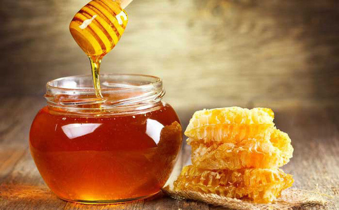 Bôi mật ong lên môi bị nẻ cũng là một cách tốt và hiệu quả. Sau khi mật ong khô, hãy thoa một ít vaseline lên trên. Để khoảng 15 phút, bạn dùng một thỏi bông gòn lau sạch mật ong và vaseline trên môi đi. Bạn nên làm việc này khoảng hai lần một ngày.