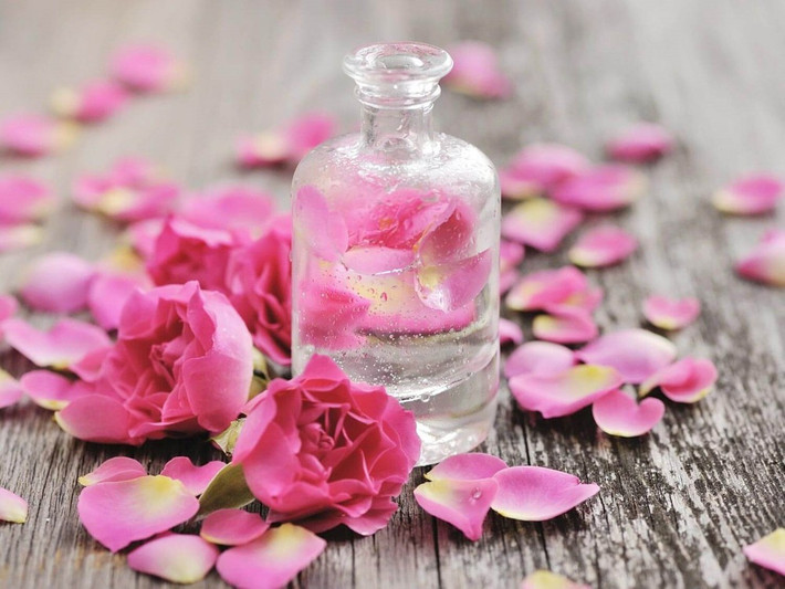 Dùng hỗn hợp này làm mặt nạ, đắp mặt và môi khoảng 20 phút, rồi lau và rửa lại mặt bằng nước ấm, sẽ giúp môi và da hồng hào, căng mịn tự nhiên.