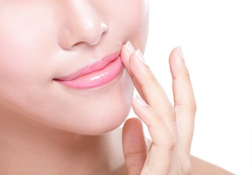 Sử dụng son dưỡng lót môi trước khi đánh son có màu rất cần thiết. Cách này giúp màu son của bạn lên mướt và mịn màng hơn. Đôi môi được dưỡng ẩm đầy đủ cũng giảm tình trạng khô, bong tróc mà vẫn giữ được màu son lâu trôi.