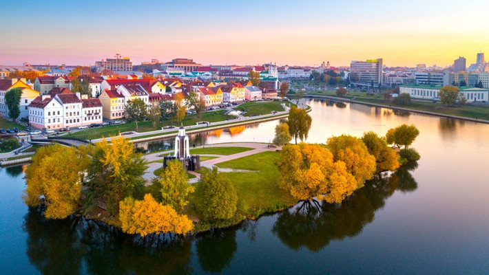 Thủ đô của Belarus là thành phố Minsk đã bị thiêu rụi nhiều lần, nhưng những bức tượng bê tông trên đỉnh các ngọn đồi, cối xay gió truyền thống, đài tưởng niệm nổi bật từ thời Liên Xô bên cạnh những lâu đài cổ tích vẫn sừng sừng theo thời gian.