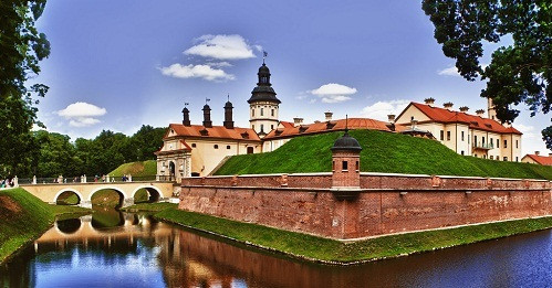 Sông và hồ chiếm một phần lớn lãnh thổ Belarus, khiến đất nước này được mệnh danh là "lá phổi của châu Âu". Tỷ lệ rừng là 40%, thể hiện qua một phần màu xanh lá cây trên quốc kỳ Belarus.
