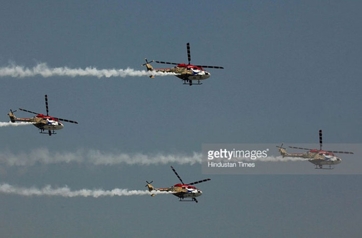 Trực thăng đa năng HAL Dhruv đang thực hiện biểu diễn theo đội hình trên không.