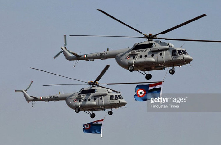 Các trực thăng Mi-17 bay biễu diễn với lá cờ không quân.