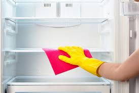 Bên trong tủ lạnh: hãy tháo các khay, kệ trong tủ lạnh và rửa bằng chất tẩy nhẹ, có thể là nước rửa bát, lau sạch lại với vải khô trước khi lắp lại vào tủ. Ảnh: Internet
