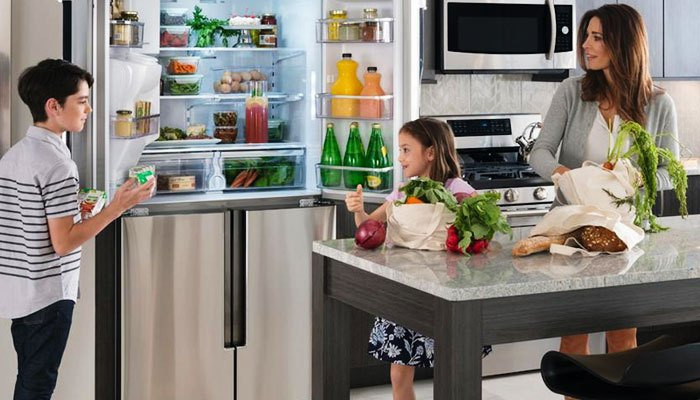 Để chiếc tủ lạnh hoàn thành tốt nhiệm vụ của mình, bạn cũng nên kiểm tra hoạt động của tủ, dọn dẹp tủ lạnh, bỏ những đồ để lâu không dùng đến, vệ sinh tủ sạch sẽ và khử mùi hôi cho tủ... Ảnh: Internet
