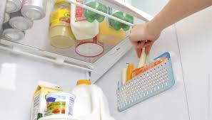 Trước hết hãy rút điện và dỡ các thực phẩm trong tủ ra. Đối với những đồ cần giữ đông lạnh, hãy bỏ vào khay, chậu có đá để đảm bảo đủ độ lạnh bảo quản thực phẩm trong khi bạn làm vệ sinh tủ. Ảnh: Internet