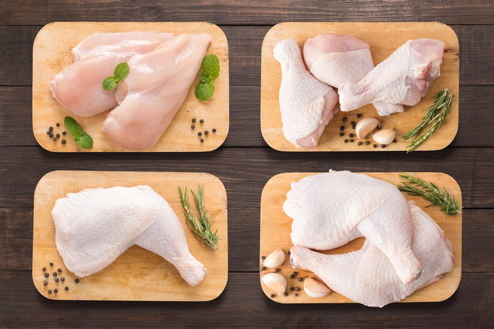 Thịt gà: Thực phẩm này không đơn giản là món ăn dễ chế biến, ngon miệng mà chúng có nhiều tác dụng tốt với cơ thể. Các món ăn từ thịt gà giúp cải thiện các triệu chứng cảm lạnh. Ngoài ra chúng cũng giàu vitamin B giúp lợi ích cho miễn dịch đường ruột, tăng sức đề kháng.