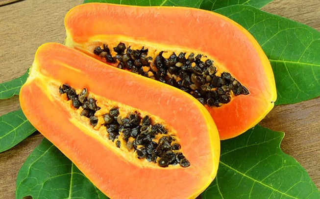 Đu đủ: Đây là loại cây chứa vitamin C, A hàm lượng cao. Vitamin A cần thiết cho việc duy trì toàn vẹn niêm mạc đường hô hấp và tiêu hóa giúp tạo thành hàng rào ngăn sự xâm nhập của virus, vi khuẩn.