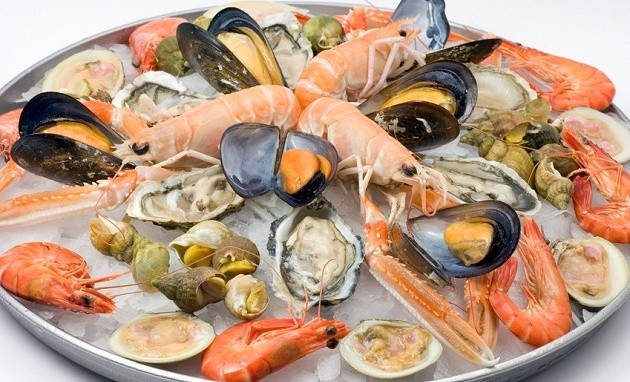 Động vật có vỏ: Động vật có vỏ rất giàu kẽm và Seleninum. Hai chất này có tác dụng cực tốt giúp các tế bào miễn dịch thực hiện được tốt chức năng của nó. Một số loại động vật có vỏ có thể kể đến là: cua, sò tôm, trai,...