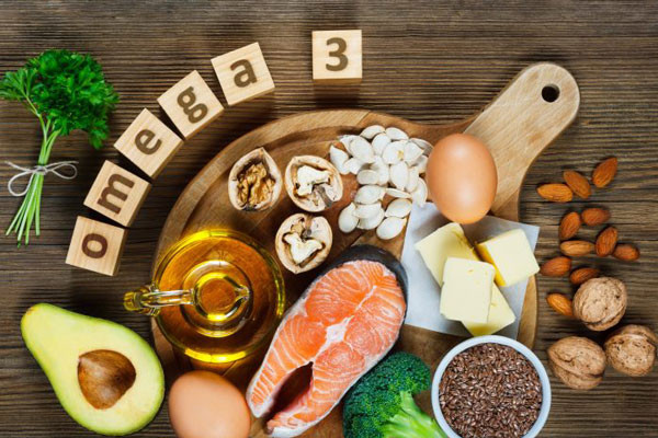 Bổ sung thực phẩm nhiều vitamin A và omega-3. Đây là nguyên tắc dinh dưỡng bạn không thể bỏ qua. Đó là cá và các loại hải sản. Cá nên có mặt trong bữa ăn ít nhất 2 lần mỗi tuần. Các loại hải sản cũng là nguồn cung cấp kẽm rất tốt cho hệ miễn dịch của cơ thể.