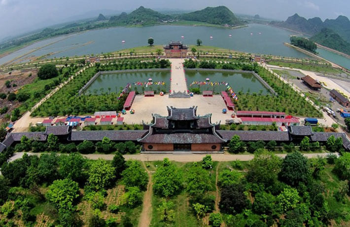 Do thành Nam chỉ là vùng căn cứ quân sự hiểm trở, phòng thủ mặt sau mà nó thường được dân gian gọi riêng là thành Tràng An, 2 vòng thành kia là nơi đặt cung điện nên còn được gọi là thành Hoa Lư….