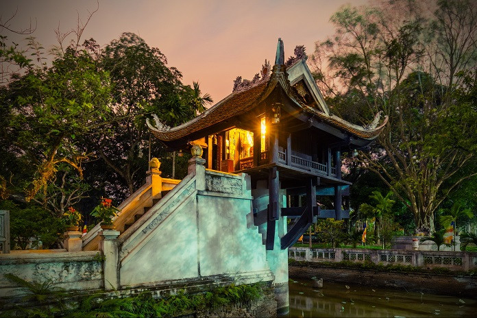 Tương truyền, vua nằm mộng thấy Phật bà quan âm tọa thiền tại đài hoa sen, xung quanh tỏa ra hào quang sáng rực. Phật bà đưa tay dắt nhà vua lên đài sen. Khi tỉnh mộng, vua Lý Thái Tông đã cho người xây dựng lên ngôi chùa Một Cột với kiến trúc giống như trong giấc mơ.