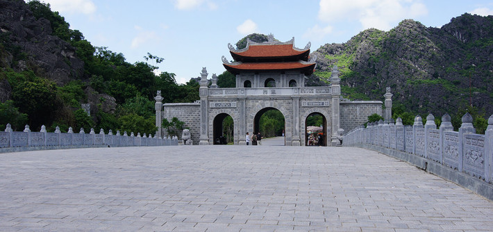 Kinh đô Hoa Lư xưa rộng khoảng 300 ha, gồm Thành Ngoại, Thành Nội và Thành Nam, được bao quanh bởi hàng loạt ni đá vòng cung, cảnh quan hùng vĩ, khoảng trống giữa các sườn núi được xây kín bằng đất ken gạch, chân thành có gạch bó, đắp cao từ 8 – 10 m.