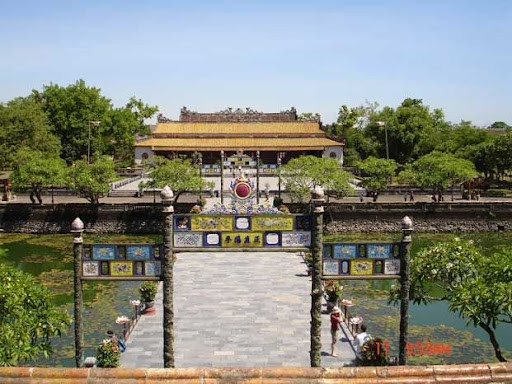Toàn bộ hệ thống cung điện ở bên trong Hoàng thành Huế đều được thiết kế trên một trục đối xứng. Trục chính giữa chính là công trình dành cho vua. Các công trình còn lại ở hai bên đều được phân bố chặt chẽ theo khu vực với nguyên tắc “tả nam hữu nữ” và “tả văn hữu võ”.