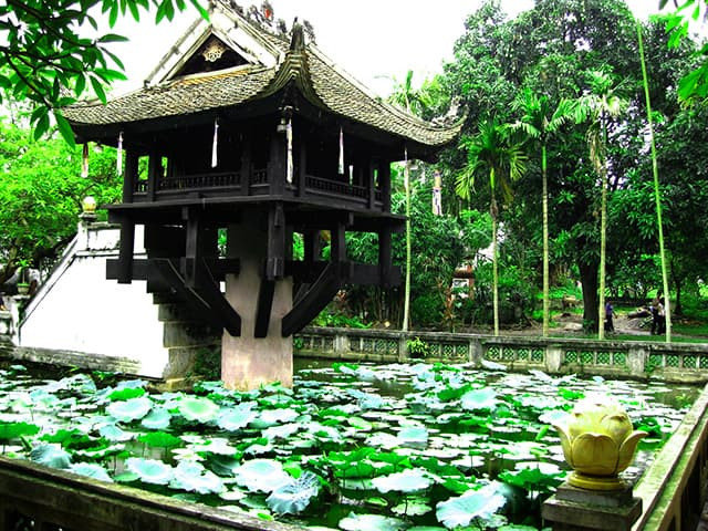 Ngôi chùa được đặt giữa hồ sen, trên một chiếc cột trụ lớn tạo nên sự độc đáo trong kiến trúc. Chùa còn sử dụng nhiều loại gỗ quý. Mái chùa được lợp bằng loại ngói cổ, hình đao cong và đắp hình “lưỡng long chầu nguyệt” cùng những hoa văn tinh xảo.