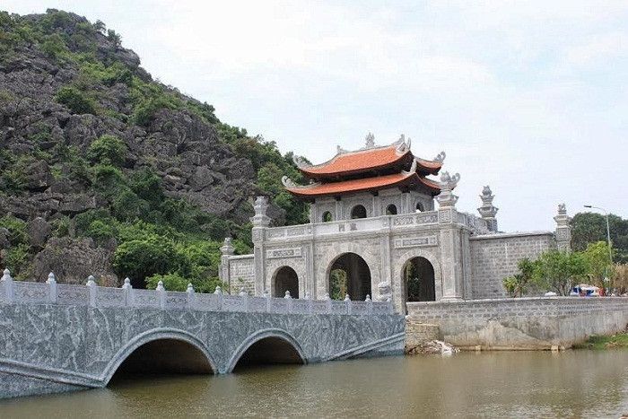 Công trình kiến trúc cố đô Hoa Lư: Hoa Lư được chọn là kinh đô đầu tiên của Nhà nước phong kiến tập quyền khi Đinh Bộ Lĩnh lên ngôi Hoàng Đế năm 968…. Ngày nay dấu tích của Cố Đô Hoa Lư thuộc xã Trường Yên, huyện Hoa Lư, tỉnh Ninh Bình.