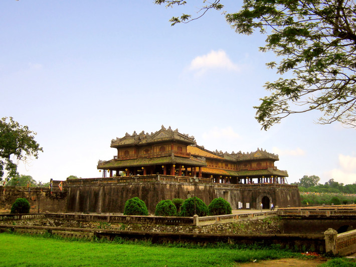 Hoàng thành Huế: Công trình được vua Nguyễn cho xây dựng vào năm 1805. Tuy nhiên, phải đến năm 1833, hệ thống cung điện với hơn 100 công trình ở trong Hoàng thành Huế mới được hoàn thiện.