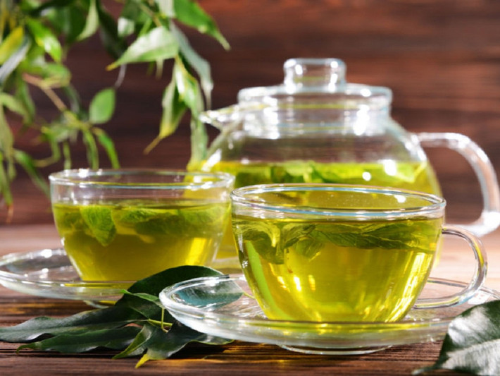 Trà xanh: Trà xanh là một chất chống oxy hóa tuyệt vời, ngoài ra còn giàu epigallocatechin gallate, hoặc EGCG, một chất oxy hóa mạnh mẽ khác trong khi EGCG là chất tăng khả năng sức đề kháng.