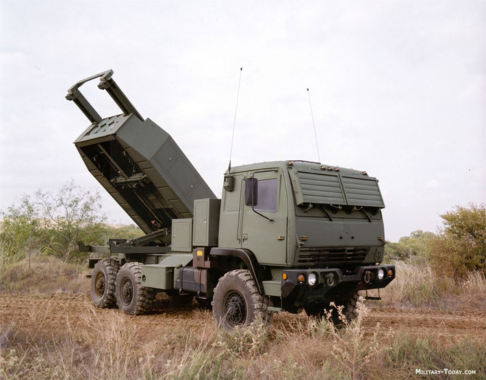 M142 HIMARS là phiên bản cơ động nhanh được phát triển từ M270. Hệ thống có thể mang theo 6 đạn rocket 227 mm, tầm bắn 60 km, hoặc một tên lửa đạn đạo chiến thuật MGM-140 tầm bắn 150 km. Ảnh: Military Today