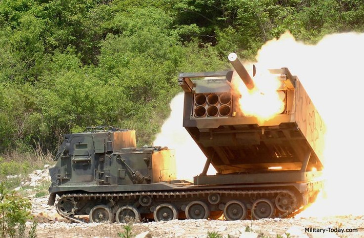 Rocket phóng loạt M270 được thiết kế theo công nghệ module có thể bắn nhiều loại đạn rocket khác nhau. Hệ thống này có thể bắn rocket không điều khiển 227 mm, tầm bắn tối đa 40 km, hoặc tên lửa đạn đạo chiến thuật MGM-140 đường kính 300, tầm bắn tối đa 150 km. Ảnh: Military Today
