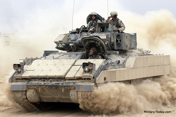 Xe chiến đấu bộ binh M2 Bradley được đưa vào sử dụng trong quân đội Mỹ từ năm 1981. M2 được trang bị pháo chính 25 mm cùng 2 ống phóng tên lửa chống tăng TOW. Thân xe được bọc giáp chắc chắn có khả năng chống đạn 30 mm ở phía trước. M2 được quân đội Mỹ sử dụng trong tất cả các chiến dịch quân sự trên toàn thế giới. Ảnh: Military Today