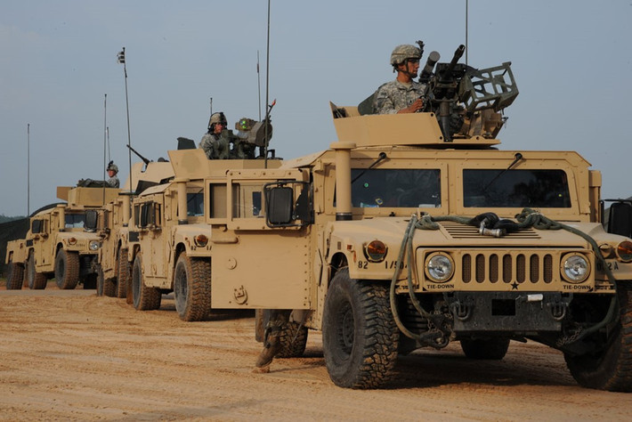 Humvee là dòng xe thiết giáp đa năng phổ biến nhất của quân đội Mỹ với khoảng 160.000 chiếc đang hoạt động. Xe có thể dùng cho mục đích chở binh lính, tuần tra, trinh sát, làm khung gầm cho các hệ thống vũ khí khác. Ảnh: Miltary.com