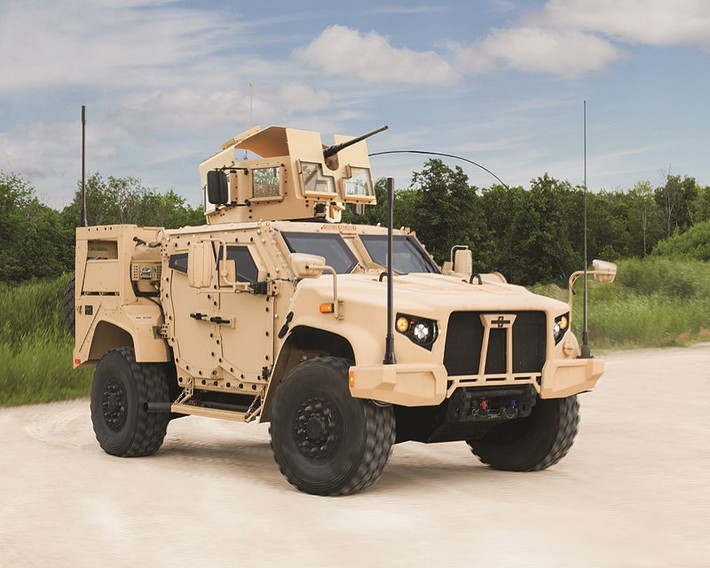 Xe thiết giáp chiến thuật hạng nhẹ JLTV được dự định sẽ thay thế cho vai trò của Humvee trong biên chế quân đội Mỹ. JLTV được bọc giáp thế hệ mới có khả năng chống chịu tốt hơn với các loại vũ khí cá nhân. Thân xe phù hợp để làm khung gầm cho nhiều loại vũ khí bộ binh tương tự Humvee. Ảnh: Oshkosh Defence