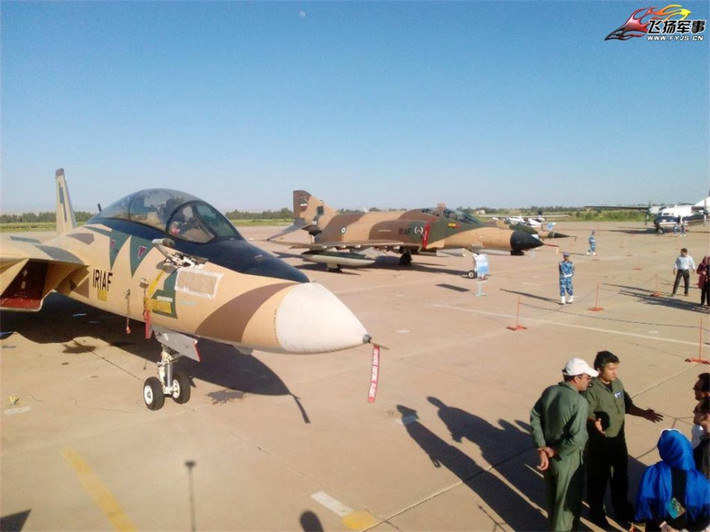 Dù hơi hơi nghèo nàn, nhưng triển lãm hàng không Iran Air Show vẫn đón nhận hàng chục loại máy bay chiến đấu tới từ Không quân Iran. Ảnh: Tiêm kích hiện đại nhất Iran F-14A Tomcat.
