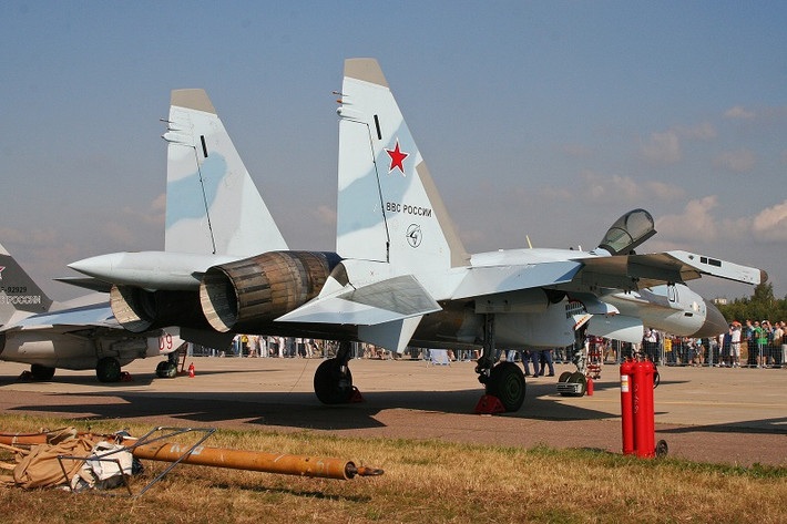 Được biết, tiêm kích Su-35S được trang bị hai động cơ tuốc bin phản lực AL-41F1S tích hợp hệ thống kiểm soát véc tơ lực đẩy 3 chiều (TVC 3D) với phần vòi phun được thiết kế đặc biệt có khả năng xoay đổi hướng. Tính năng này được cho là đem lại khả năng cơ động rất cao cho Su-35S.