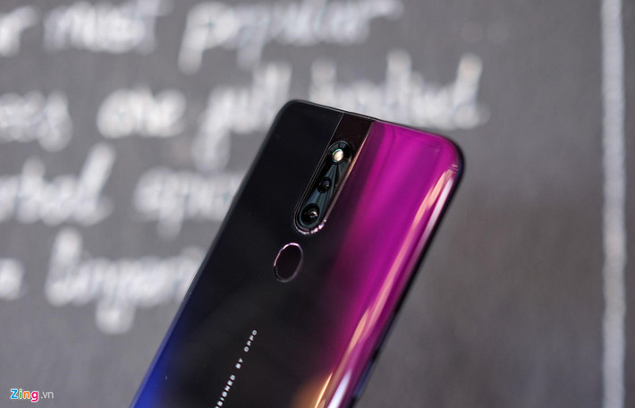 Oppo F11 Pro có camera kép, trong đó một camera chính độ phân giải 48 MP và một camera phụ 5 MP, hỗ trợ chụp hình xóa phông.