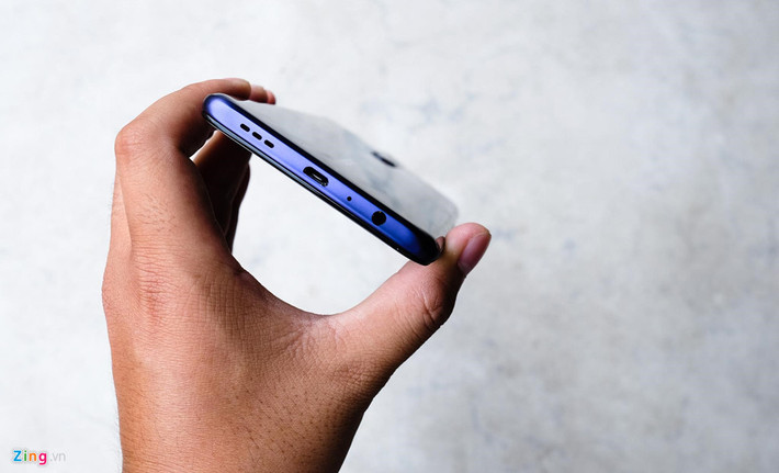 Được ra mắt trong năm 2019 nhưng model này chỉ được trang bị cổng sạc Micro USB truyền thống thay vì USB-C như một số smartphone trong phân khúc.