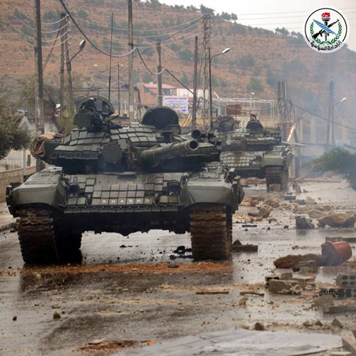 37 xe tăng đang hành quân tới Hmeymin có thể là “hàng mới, nóng” mà Quân đội Nga dành cho Quân đội Syria. Danh tính loại xe tăng hiện không được tiết lộ, có thể liên quan tới lô T-72AV mới được cung cấp cho Quân đội Syria. Nguồn ảnh: SyriaL