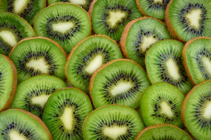 Kiwi: Nhiều nghiên cứu đã chỉ ra tác dụng nhuận tràng tự nhiên của kiwi. Kiwi giúp tăng tần suất đại tiện; đồng thời chứa chất actinidin giúp điều hòa thói quen đi vệ sinh của bạn.