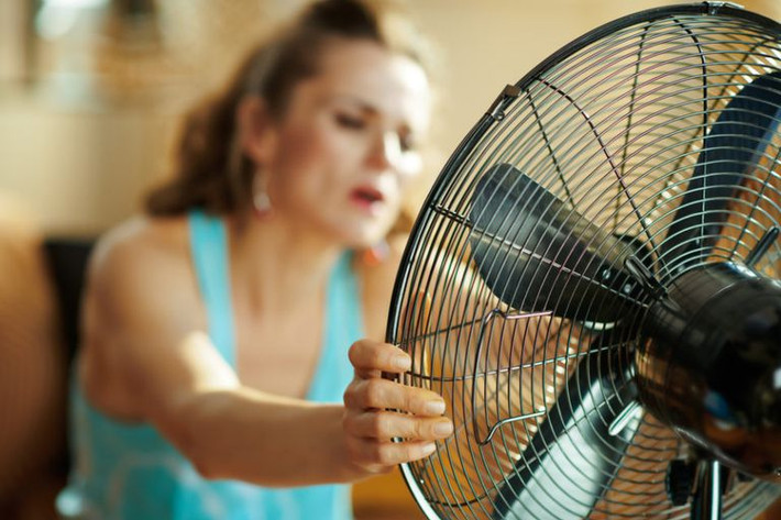 Lựa chọn các chế độ gió của quạt: Các loại quạt thế hệ mới có nhiều chế độ gió: Gió thường (thổi luồng gió với tốc độ đều đặn); gió ngủ (thổi làn gió dịu nhẹ); gió tự nhiên (luồng gió thổi từ cánh quạt sẽ luân phiên theo nhịp điệu, lúc mạnh lúc yếu). Hãy biết cách và tận dụng chúng hợp lý khi sử dụng.