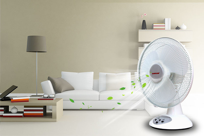 Đóng mở cửa đúng cách khi bật quạt: Thông thường khi bật quạt chúng ta sẽ mở cửa để lưu thông gió. Tuy nhiên, vào những lúc nắng nóng oi bức nên khép bớt cửa lại để hơi nóng không từ ngoài phả vào trong. Khi trời bớt nắng, không khí bên ngoài mát mẻ mới mở tung cửa.