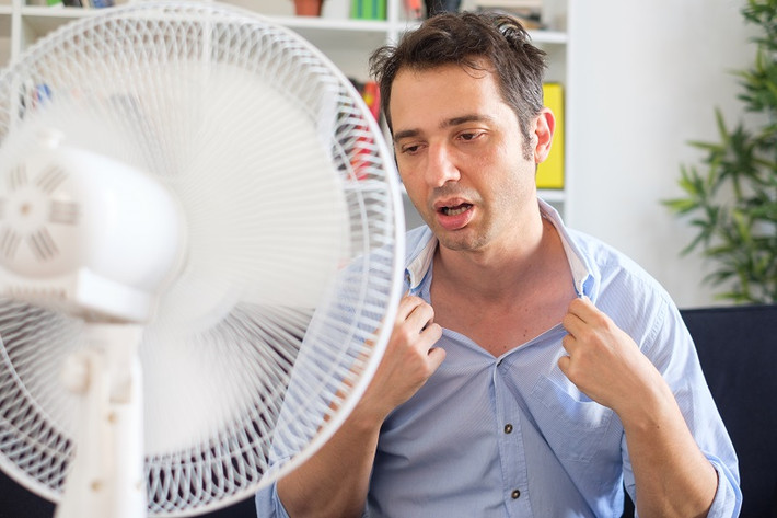 Đừng ngồi sát quạt: Ngồi sát quạt khiến mồ hôi bốc hơi nhanh, giảm bài tiết, khiến cơ thể giảm cảm giác thiếu nước. Vì thế nên ngồi xa quạt, tốt nhất nên để cách xa 2 m.
