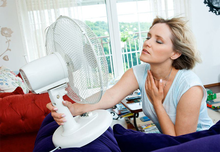 Chọn đúng loại quạt: Khi sử dụng quạt, tùy từng vị trí mà bố trí quạt cho an toàn chứ không chọn quạt theo sở thích. Với phòng ngủ, giường ngủ… bạn nên dùng quạt hộp, quạt bàn là những loại quạt chắc chắn, ít có khả năng đổ, diện tích làm mát hẹp. Với phòng khách rộng bạn nên chọn quạt treo, quạt trần có khả năng làm mát rộng, thẩm mỹ cao.