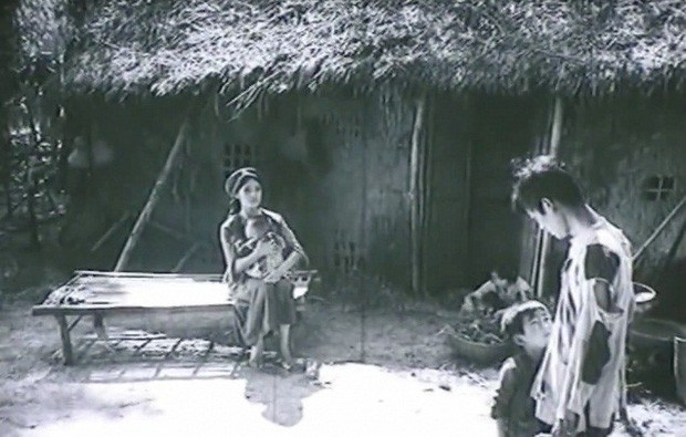 Đỉnh điểm là khi mẹ và em trai anh Dậu, cùng qua đời, anh chị hết sức cần kiệm nhưng vẫn phải tiêu quá nhiều tiền cho hai đám ma. Chưa hết, sau đám ma, anh Dậu lại mắc bệnh sốt rét khiến gia cảnh lâm vào "nhất nhì trong hạng cùng đinh".