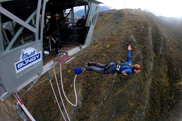 Nevis Highwire Bungy, Queenstown, New Zealand: New Zealand là thiên đường cho những người đam mê nhảy bungee. Nằm ngay trên sông Nevis, với độ cao 134 m, Nevis Highwire Bungy là điểm nhảy bungee cao nhất ở New Zealand. Bạn sẽ có khoảng 8,5 giây rơi tự do trong thung lũng Nevis xinh đẹp kết hợp hoàn hảo giữa thiên nhiên hoang dã và vẻ đẹp bình dị. Ảnh: I.ytimg.com.